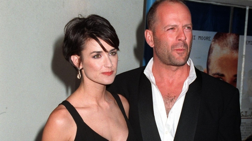 Ντέμι Μουρ: Χωρίς τον Γουίλις οι φωτογραφίες με τις κόρες τους - «Πού είναι ο Μπρους;» τη ρωτούν