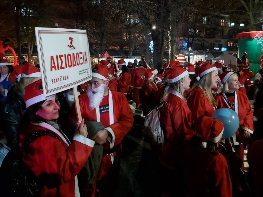 «Santa Run» στη Λάρισα: Εκατοντάδες Άι Βασίληδες συγκεντρώθηκαν για καλό σκοπό (Βίντεο)