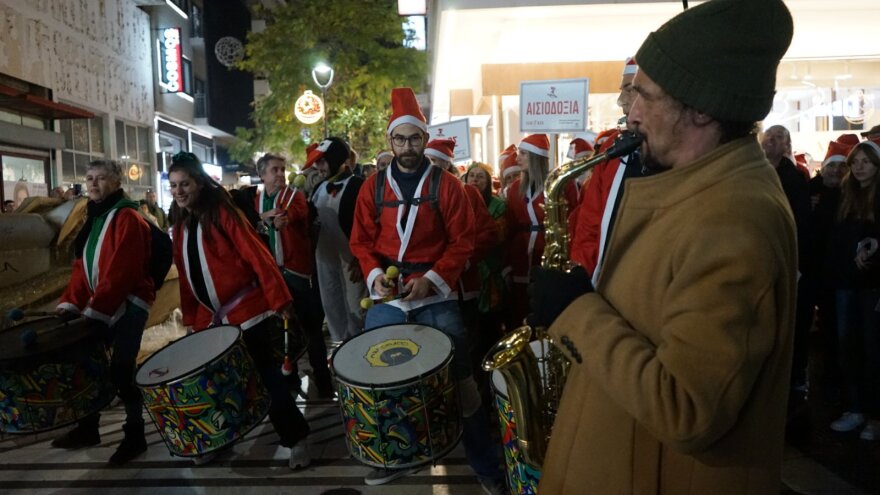 «Santa Run» στη Λάρισα: Εκατοντάδες Άι Βασίληδες συγκεντρώθηκαν για καλό σκοπό (Βίντεο)