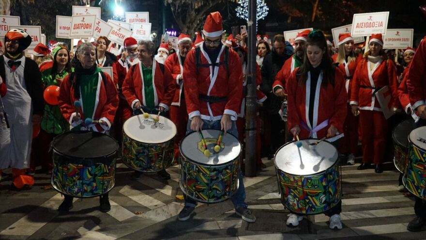 «Santa Run» στη Λάρισα: Εκατοντάδες Άι Βασίληδες συγκεντρώθηκαν για καλό σκοπό (Βίντεο)