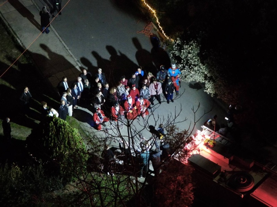 Ηράκλειο: «Ιπτάμενοι» πυροσβέστες μοίρασαν δώρα και χαμόγελα σε ασθενείς νοσοκομείων - Φωτογραφίες