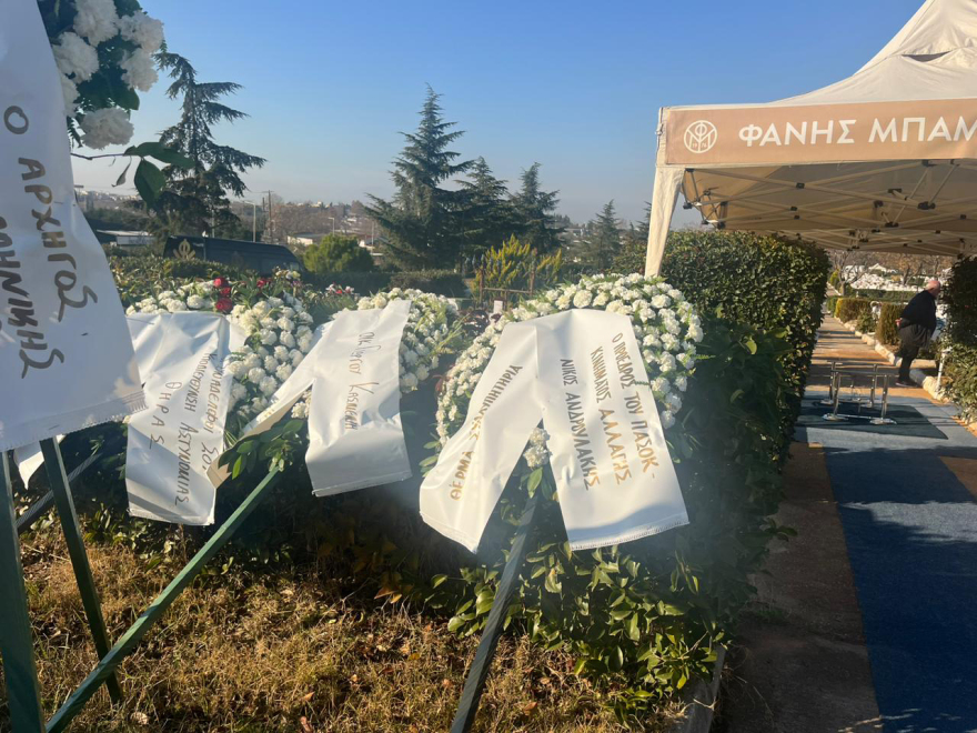 Γιώργος Λυγγερίδης - Θρήνος στην κηδεία του: «Αθάνατος» φώναξαν στην ταφή του (Βίντεο και φωτογραφίες)