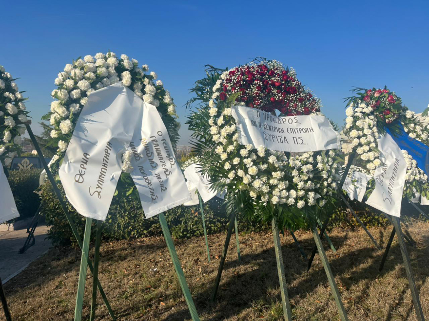 Γιώργος Λυγγερίδης - Θρήνος στην κηδεία του: «Αθάνατος» φώναξαν στην ταφή του (Βίντεο και φωτογραφίες)