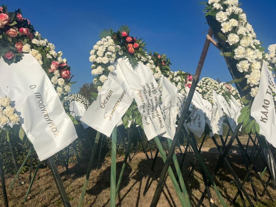 Γιώργος Λυγγερίδης - Θρήνος στην κηδεία του: «Αθάνατος» φώναξαν στην ταφή του (Βίντεο και φωτογραφίες)