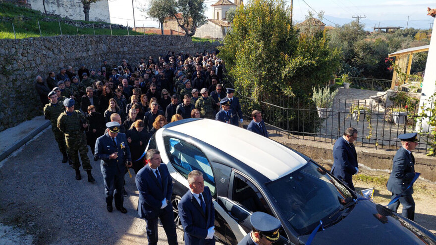 Συντριβή αεροσκάφους στην Καλαμάτα: Το τελευταίο αντίο στον επισμηναγό Κωστέα - Τραγικές φιγούρες η σύζυγος και η μητέρα του 
