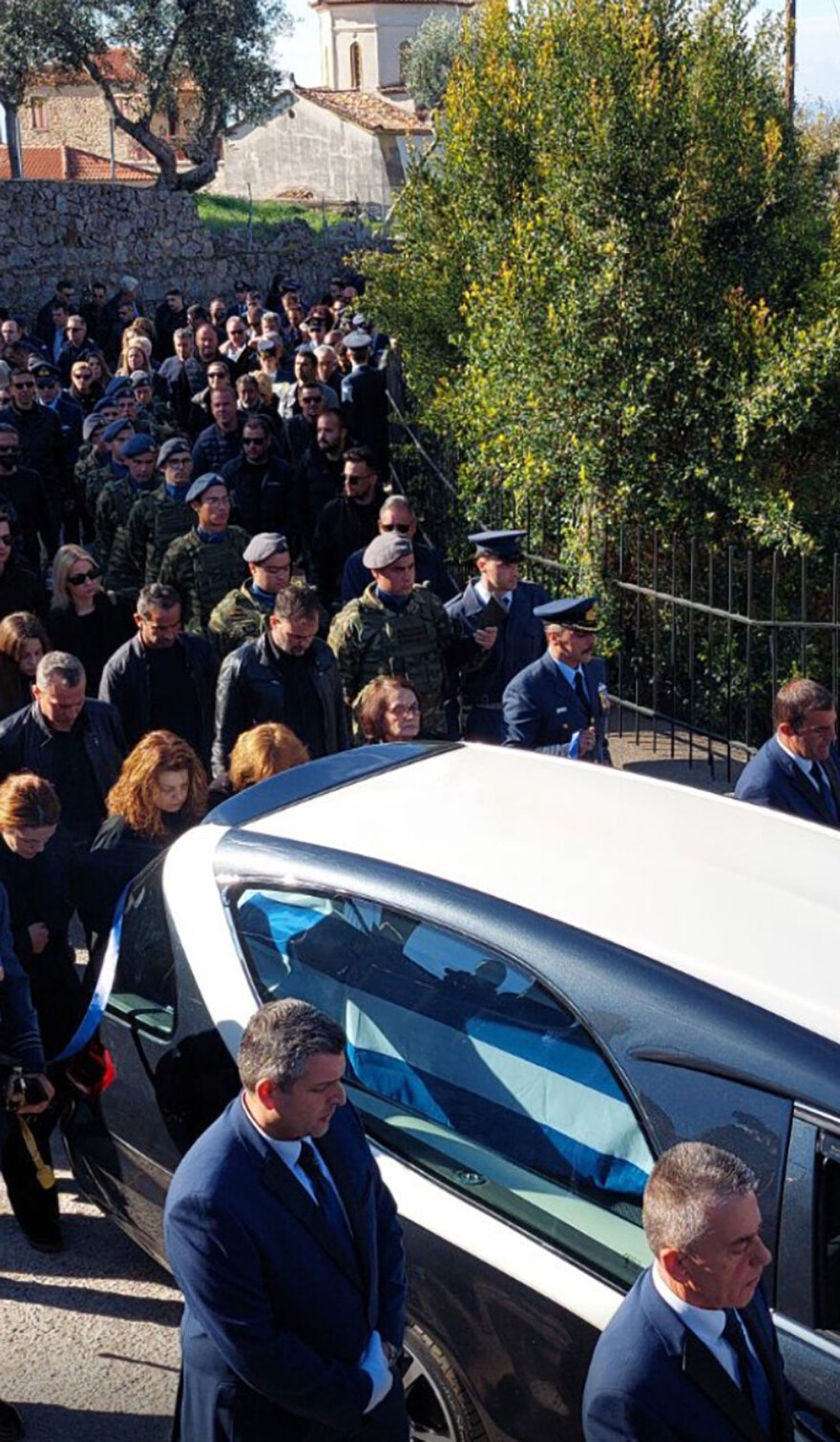 Συντριβή αεροσκάφους στην Καλαμάτα: Το τελευταίο αντίο στον επισμηναγό Κωστέα - Τραγικές φιγούρες η σύζυγος και η μητέρα του 