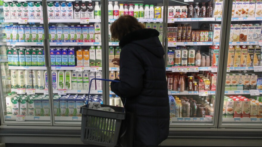 Μάχη κατά της ακρίβειας: Πρόστιμα για τα βρεφικά γάλατα και μέτρα για «καθαρές τιμές»
