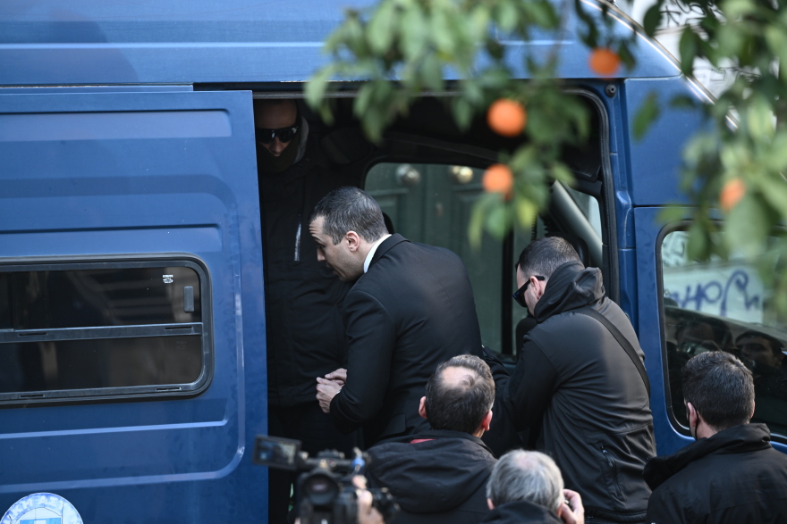 Με χειροπέδες ορκίστηκε σήμερα ο Κασιδιάρης - Δείτε φωτογραφίες