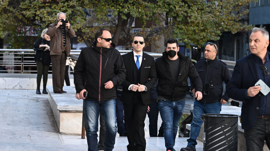 Με χειροπέδες ορκίστηκε σήμερα ο Κασιδιάρης - Δείτε φωτογραφίες