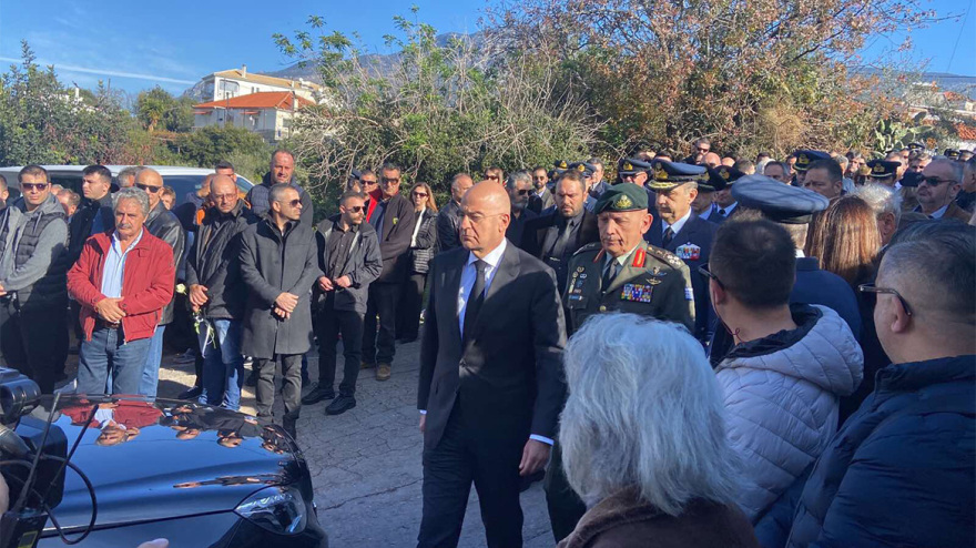 Συντριβή αεροσκάφους στην Καλαμάτα: Το τελευταίο αντίο στον επισμηναγό Κωστέα - Τραγικές φιγούρες η σύζυγος και η μητέρα του 