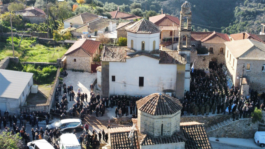 Συντριβή αεροσκάφους στην Καλαμάτα: Το τελευταίο αντίο στον επισμηναγό Κωστέα - Τραγικές φιγούρες η σύζυγος και η μητέρα του 