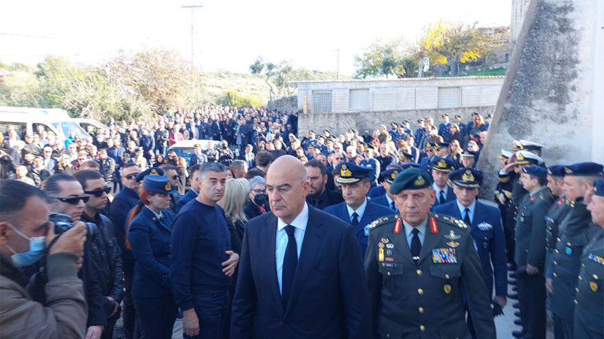 Συντριβή αεροσκάφους στην Καλαμάτα: Το τελευταίο αντίο στον επισμηναγό Κωστέα - Τραγικές φιγούρες η σύζυγος και η μητέρα του 