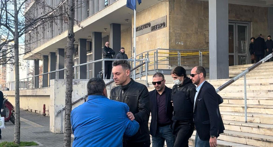 Θεσσαλονίκη: Πολίτης όρμησε στον Νορβηγό που σκότωσε τον αστυνομικό έξω από τα δικαστήρια - Δείτε βίντεο και φωτογραφίες