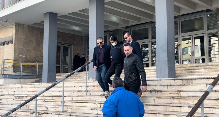 Θεσσαλονίκη: Πολίτης όρμησε στον Νορβηγό που σκότωσε τον αστυνομικό έξω από τα δικαστήρια - Δείτε βίντεο και φωτογραφίες