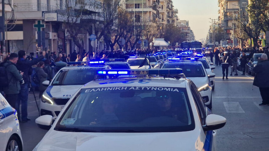 Γιώργος Λυγγερίδης: Η μεγάλη πομπή των αστυνομικών που συνόδευσε τη σορό του στην ταφή (βίντεο & φωτογραφίες)