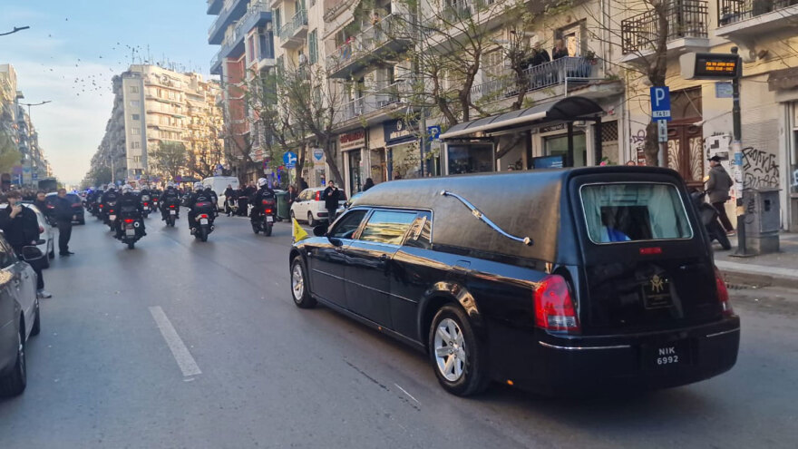Γιώργος Λυγγερίδης: Η μεγάλη πομπή των αστυνομικών που συνόδευσε τη σορό του στην ταφή (βίντεο & φωτογραφίες)