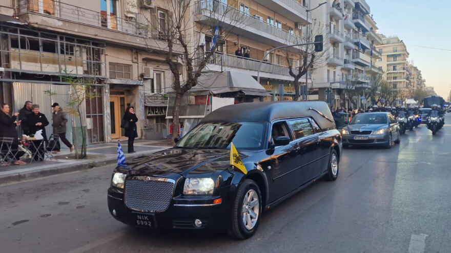 Γιώργος Λυγγερίδης: Η μεγάλη πομπή των αστυνομικών που συνόδευσε τη σορό του στην ταφή (βίντεο & φωτογραφίες)