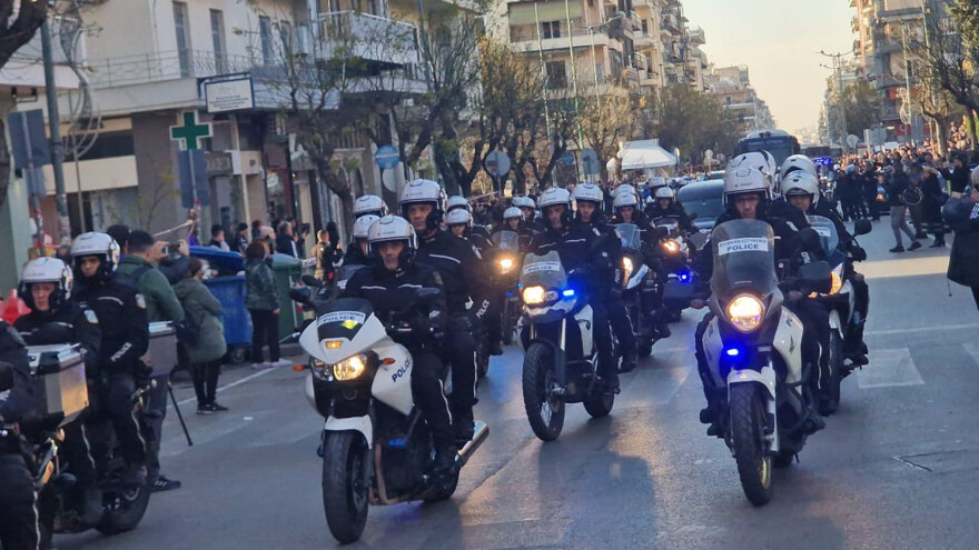 Γιώργος Λυγγερίδης: Η μεγάλη πομπή των αστυνομικών που συνόδευσε τη σορό του στην ταφή (βίντεο & φωτογραφίες)