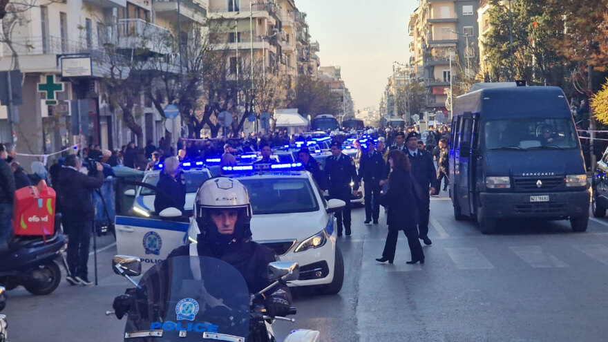 Γιώργος Λυγγερίδης: Η μεγάλη πομπή των αστυνομικών που συνόδευσε τη σορό του στην ταφή (βίντεο & φωτογραφίες)