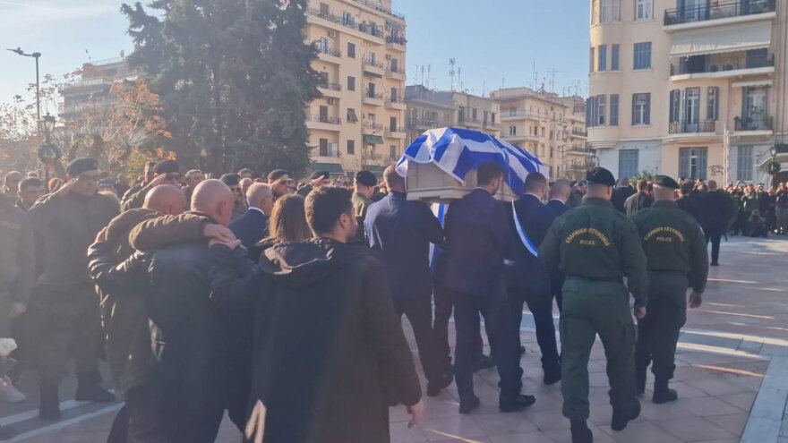 Γιώργος Λυγγερίδης: Η μεγάλη πομπή των αστυνομικών που συνόδευσε τη σορό του στην ταφή (βίντεο & φωτογραφίες)