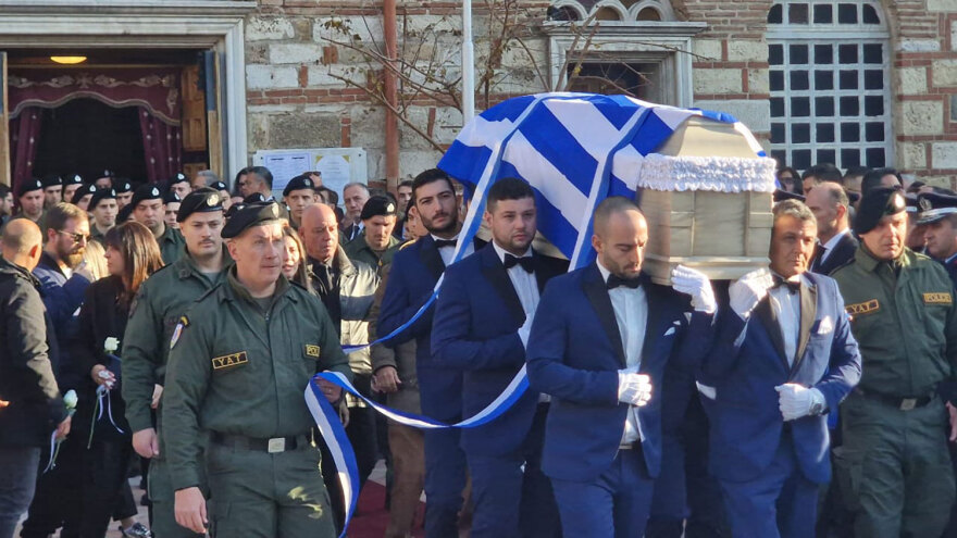 Γιώργος Λυγγερίδης: Η μεγάλη πομπή των αστυνομικών που συνόδευσε τη σορό του στην ταφή (βίντεο & φωτογραφίες)