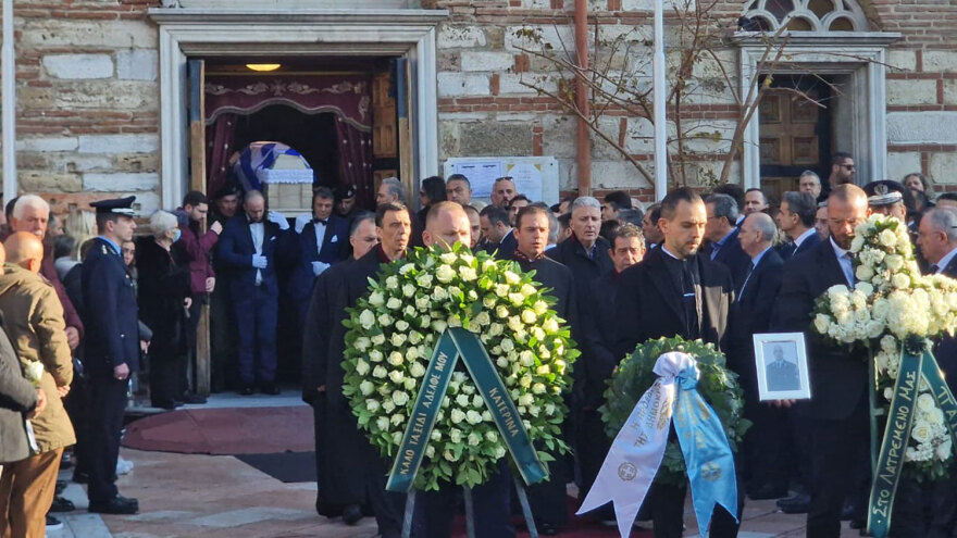 Γιώργος Λυγγερίδης: Η μεγάλη πομπή των αστυνομικών που συνόδευσε τη σορό του στην ταφή (βίντεο & φωτογραφίες)