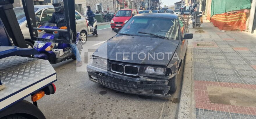 Βόλος: Οδηγός πάρκαρε, έβγαλε τις πινακίδες και πήγε για τσίπουρα - Δείτε φωτογραφίες