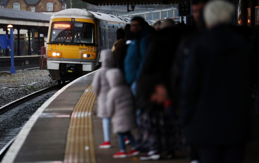 Απελπισία για 30.000 επιβάτες του Eurostar – Έμειναν αποκλεισμένοι στο Λονδίνο όταν πλημμύρισαν τα τούνελ του τρένου