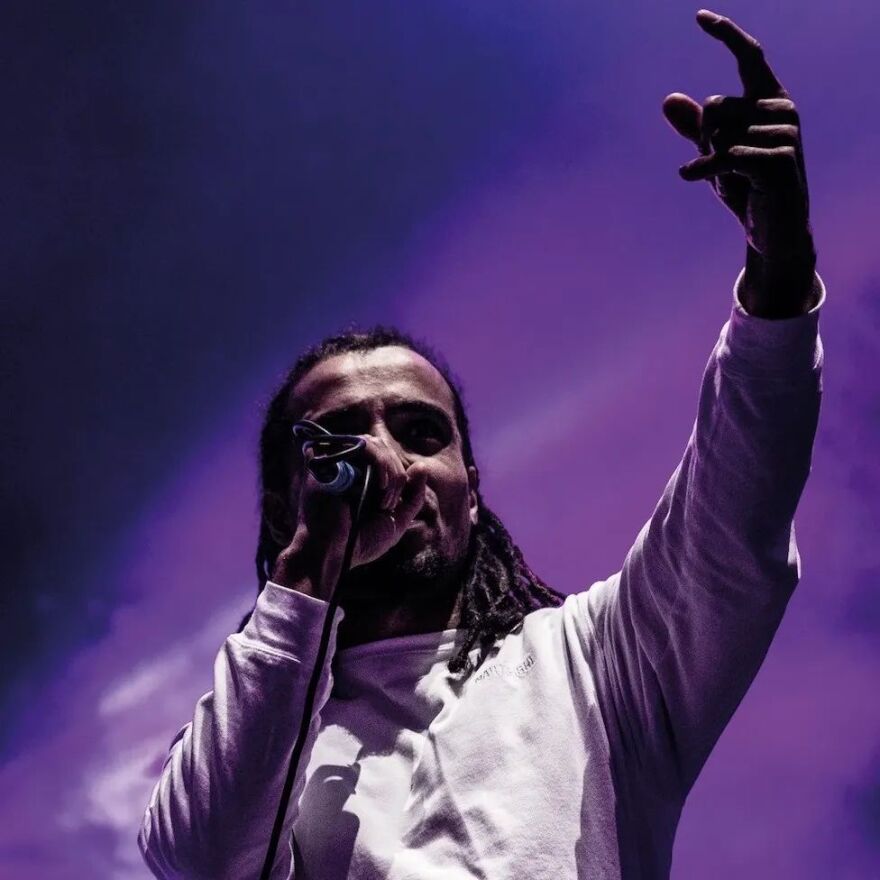 Αντζελίνα Τζολί: Ερωτευμένη με τον ράπερ Akale; - Ο 40χρονος πολυτάλαντος Βρετανός που εθεάθη μαζί της