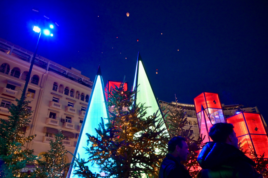 Θεσσαλονίκη: Με πολύχρωμα φαναράκια γέμισε ο ουρανός - Δείτε βίντεο