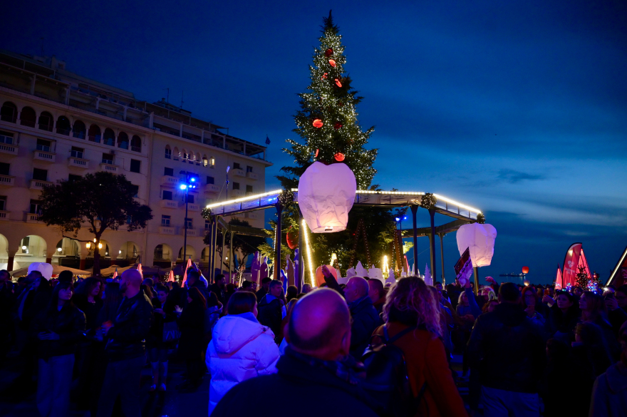 Θεσσαλονίκη: Με πολύχρωμα φαναράκια γέμισε ο ουρανός - Δείτε βίντεο