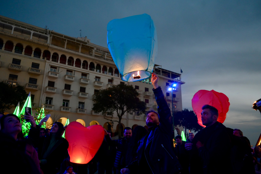 Θεσσαλονίκη: Με πολύχρωμα φαναράκια γέμισε ο ουρανός - Δείτε βίντεο