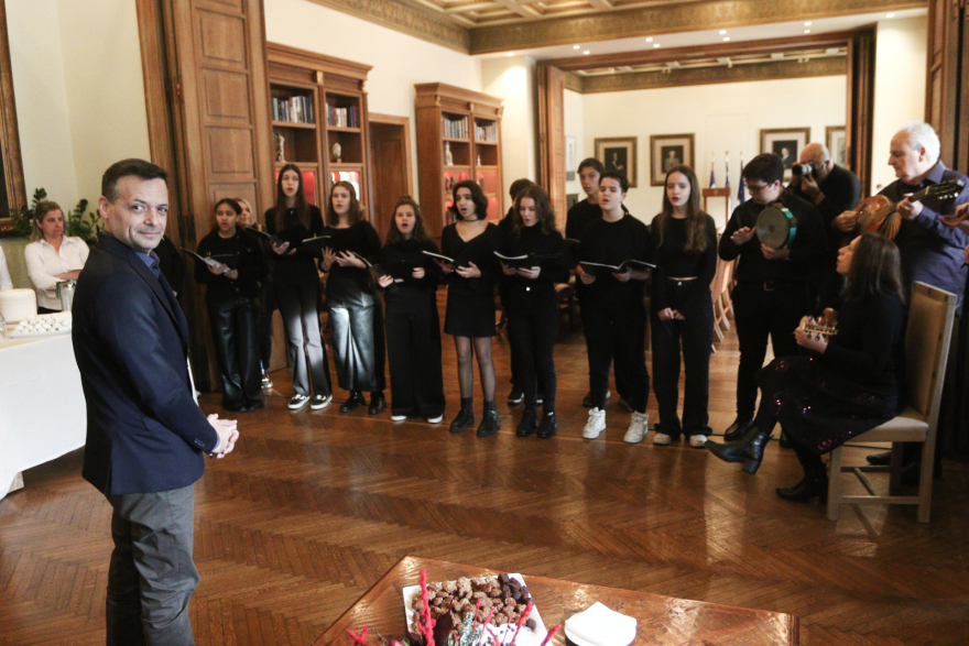 Δούκας: Κάλαντα από τη Χίο και τη Μακεδονία έψαλαν στον δήμαρχο Αθηναίων