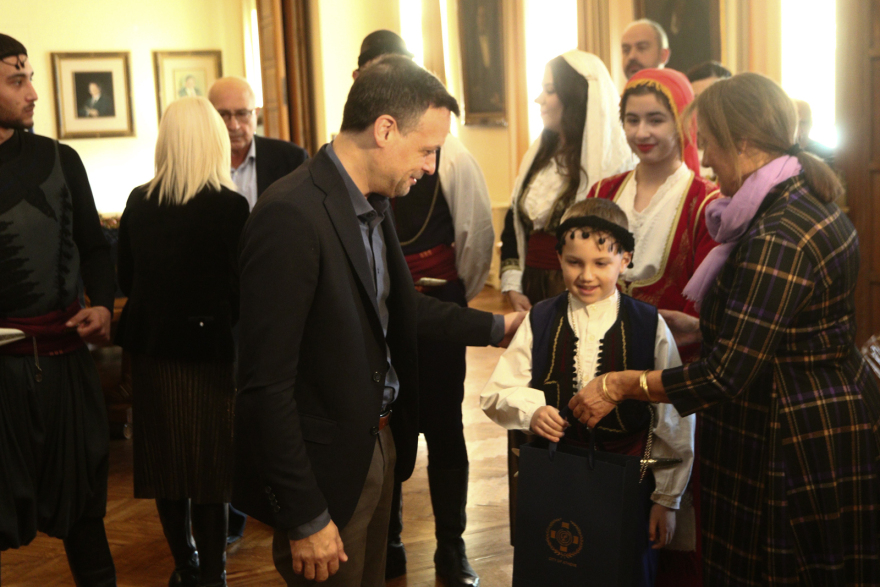 Δούκας: Κάλαντα από τη Χίο και τη Μακεδονία έψαλαν στον δήμαρχο Αθηναίων