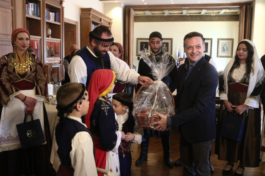 Δούκας: Κάλαντα από τη Χίο και τη Μακεδονία έψαλαν στον δήμαρχο Αθηναίων