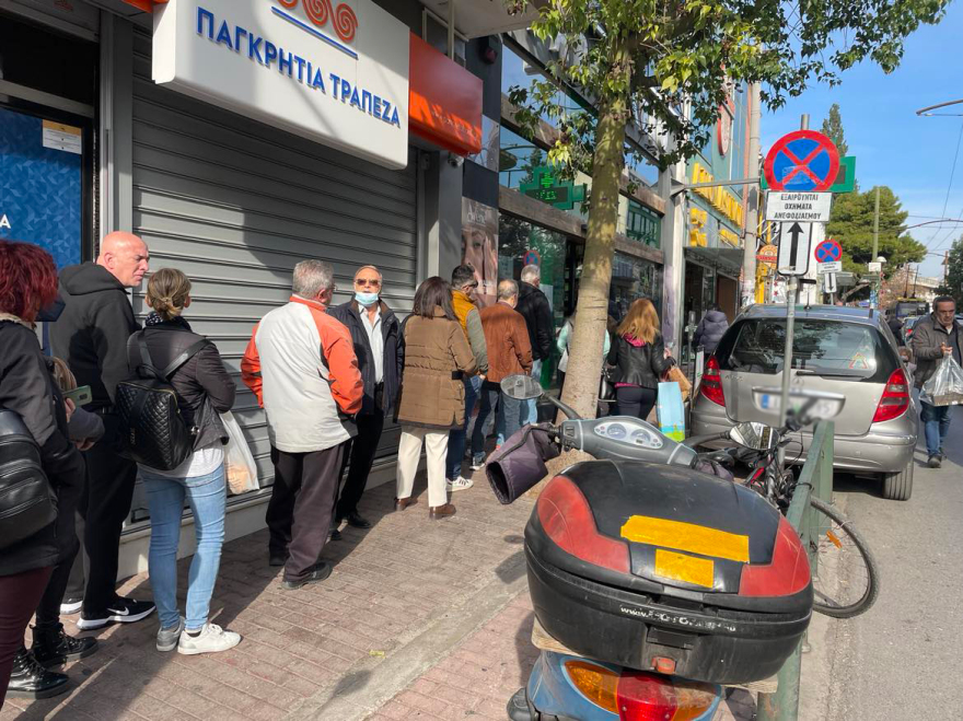  Ουρές στα φαρμακεία για τεστ covid πριν από το ρεβεγιόν της Πρωτοχρονιάς - Δείτε βίντεο και φωτογραφίες