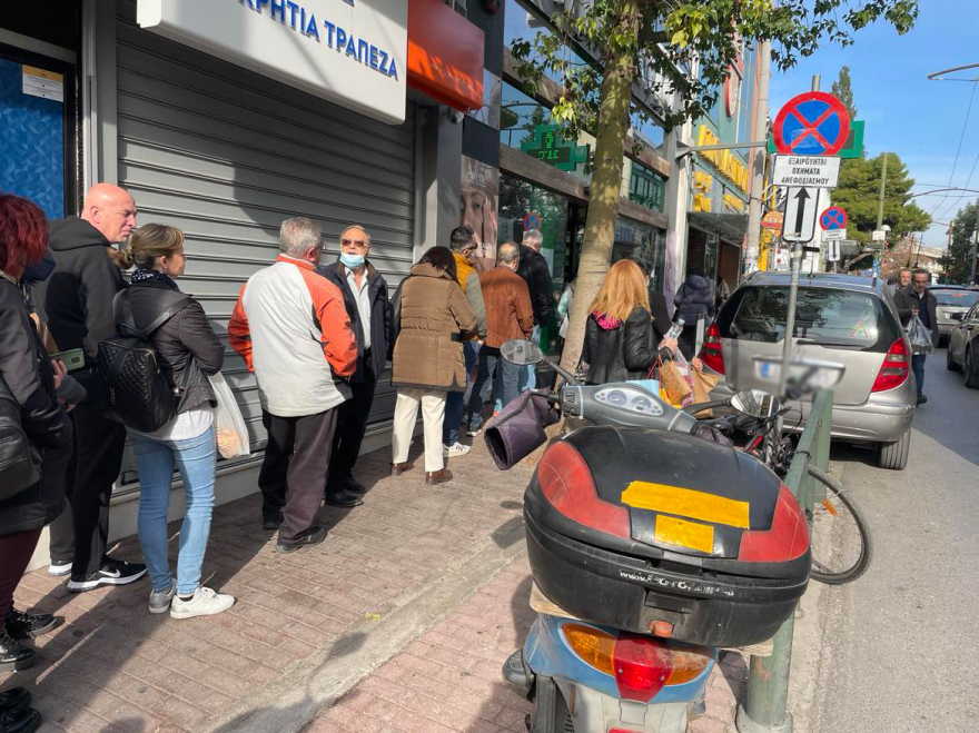  Ουρές στα φαρμακεία για τεστ covid πριν από το ρεβεγιόν της Πρωτοχρονιάς - Δείτε βίντεο και φωτογραφίες