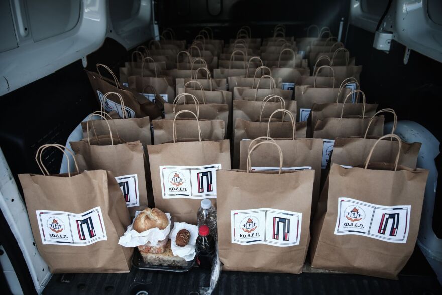 «Γεύματα αγάπης» για τους άστεγους του Πειραιά - «Είναι μια δράση ανθρωπιάς», το μήνυμα Μώραλη 