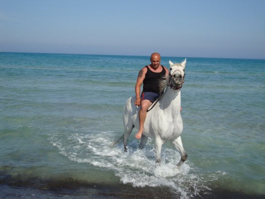 Στέλιος Ρόκκος: Επιστρέφει στο κέντρο που τραγουδάει, μετά τον πνιγμό του αδερφού του