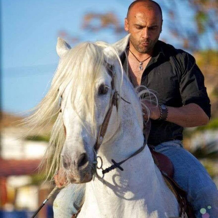 Στέλιος Ρόκκος: Επιστρέφει στο κέντρο που τραγουδάει, μετά τον πνιγμό του αδερφού του