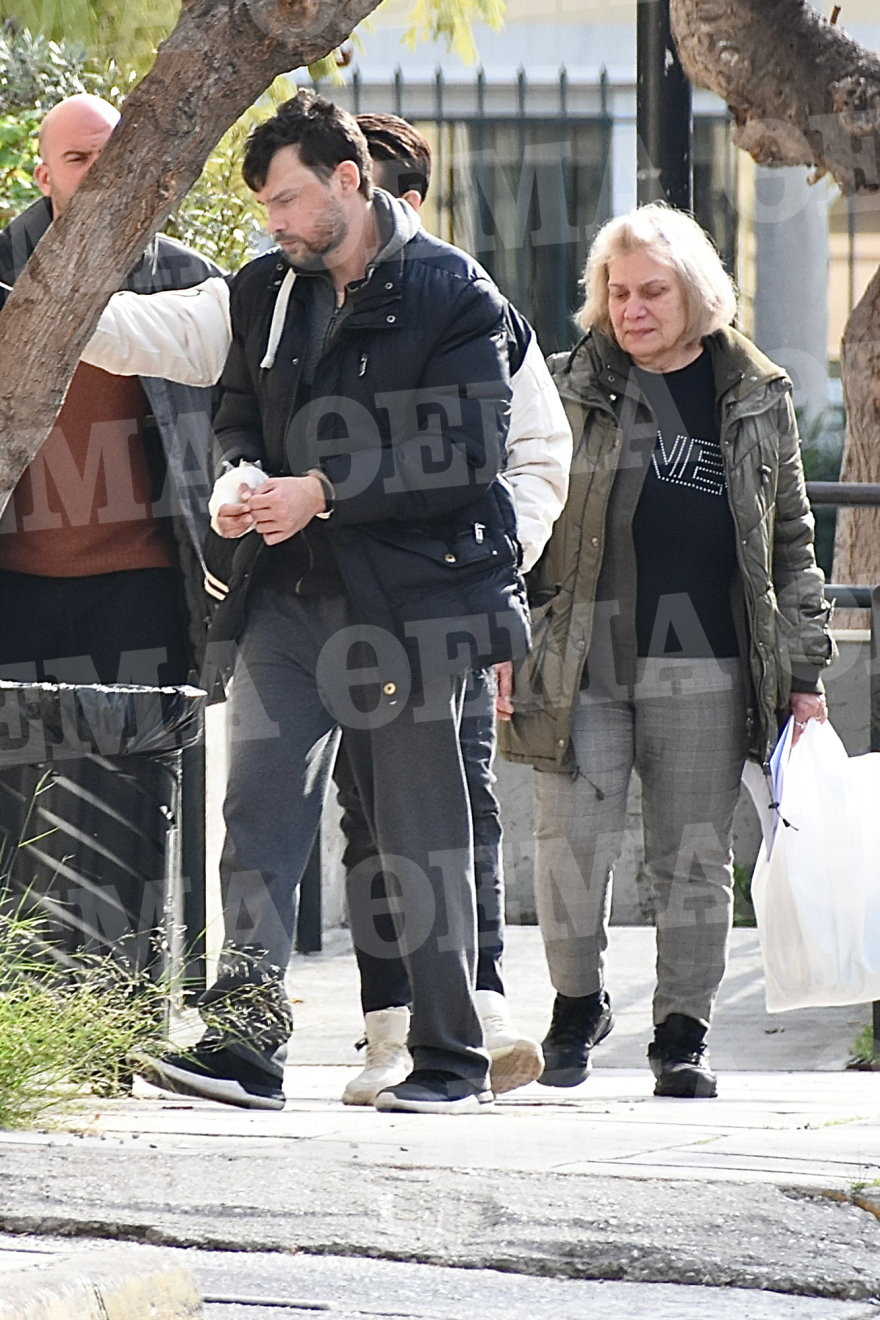 Έγκλημα στο Περιστέρι: Τι είπε στον ανακριτή ο 35χρονος πατροκτόνος - «Ήθελα να σώσω τη μητέρα μου»