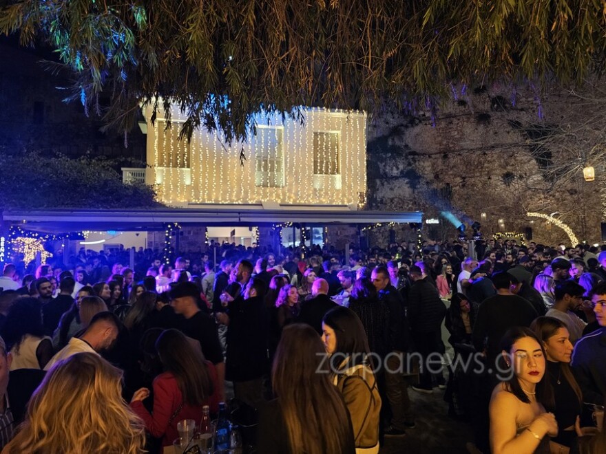 Χανιά: Χαμός από κόσμο στο κέντρο λίγο πριν την αλλαγή του χρόνου - Το ‘ριξαν έξω οι Χανιώτες (βίντεο & φωτογραφίες)