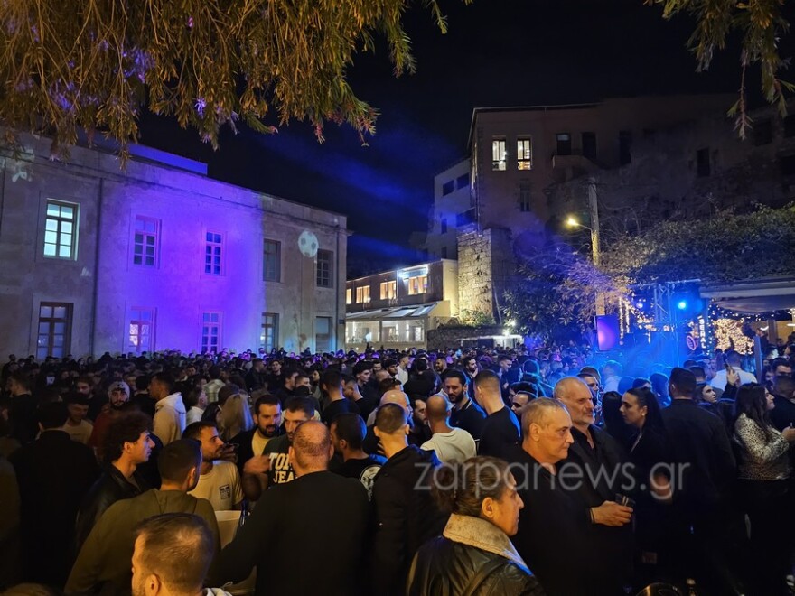 Χανιά: Χαμός από κόσμο στο κέντρο λίγο πριν την αλλαγή του χρόνου - Το ‘ριξαν έξω οι Χανιώτες (βίντεο & φωτογραφίες)