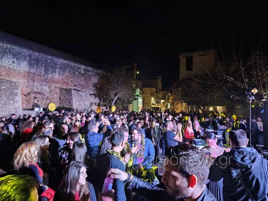Χανιά: Χαμός από κόσμο στο κέντρο λίγο πριν την αλλαγή του χρόνου - Το ‘ριξαν έξω οι Χανιώτες (βίντεο & φωτογραφίες)