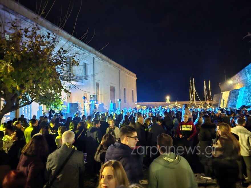 Χανιά: Χαμός από κόσμο στο κέντρο λίγο πριν την αλλαγή του χρόνου - Το ‘ριξαν έξω οι Χανιώτες (βίντεο & φωτογραφίες)