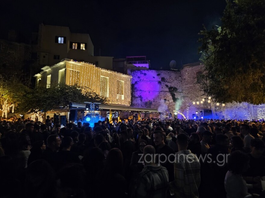 Χανιά: Χαμός από κόσμο στο κέντρο λίγο πριν την αλλαγή του χρόνου - Το ‘ριξαν έξω οι Χανιώτες (βίντεο & φωτογραφίες)