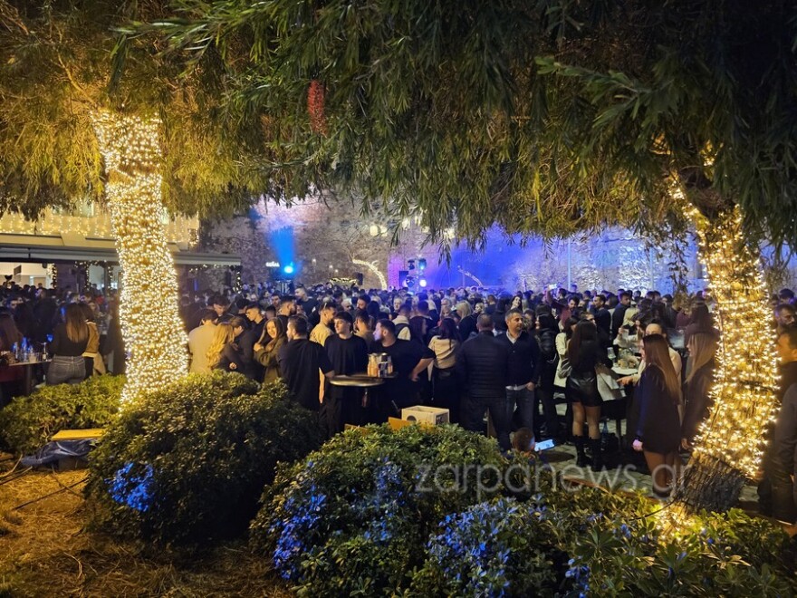 Χανιά: Χαμός από κόσμο στο κέντρο λίγο πριν την αλλαγή του χρόνου - Το ‘ριξαν έξω οι Χανιώτες (βίντεο & φωτογραφίες)