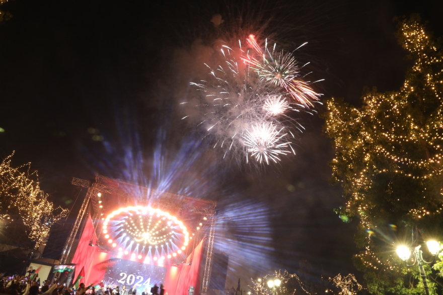 Πρωτοχρονιά: Η Ελλάδα υποδέχτηκε το 2024, καλή χρονιά σε όλους με γιορτές και πυροτεχνήματα