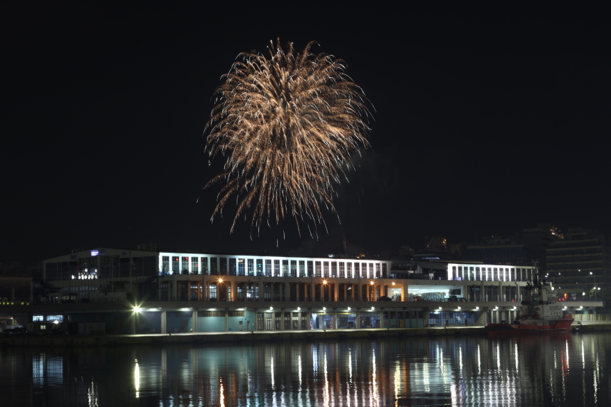Πρωτοχρονιά: Η Ελλάδα υποδέχτηκε το 2024, καλή χρονιά σε όλους με γιορτές και πυροτεχνήματα