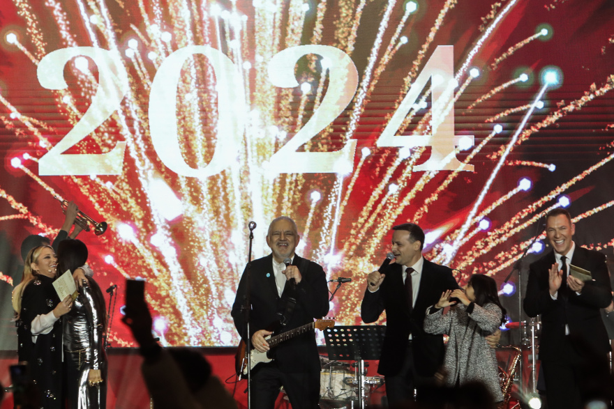 Πρωτοχρονιά: Η Ελλάδα υποδέχτηκε το 2024, καλή χρονιά σε όλους με γιορτές και πυροτεχνήματα